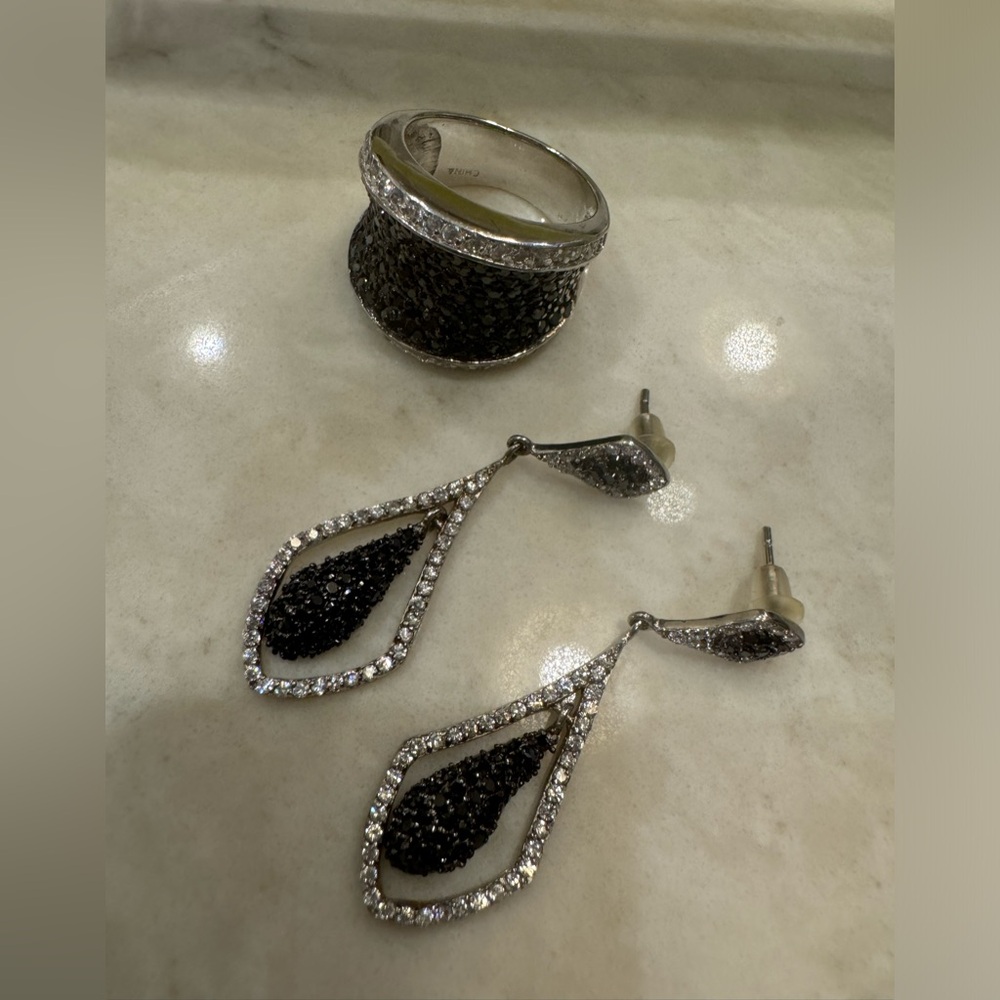 Never worn stunning black & white encrusted earrings & size 8 cocktail ring